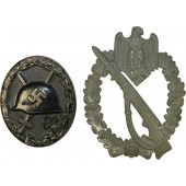 Distintivi della Seconda Guerra Mondiale: Distintivo di fanteria d'assalto e distintivo di ferita.