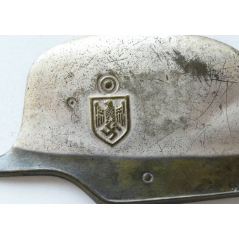 Металлическое украшение для альбома с фото в виде каски с декалью Вермахта. Espenlaub militaria