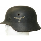 Немецкий стальной шлем М-35 Люфтваффе SE 66 с боевым повреждением