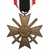 Croix de mérite KVK II Guerre de 1939 avec épées. Non marqué, proche de l'état neuf. Bronze