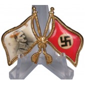 Insignia patriótica temprana con la cara de Hitler y la bandera nacional del Reich.
