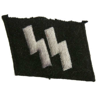 Linguetta del colletto Waffen-SS con rune. Espenlaub militaria