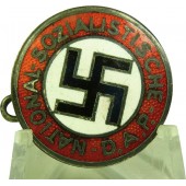 NSDAP:n jäsenmerkki, jossa on merkintä Ges.Gesch