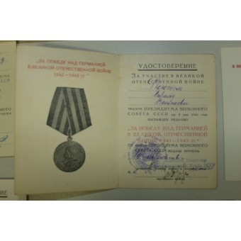 RKKA:n henkilöllisyystodistukset ja palkintoasiakirjat kuuluivat yhdelle virolaiselle henkilölle. Tuhopataljoona. Espenlaub militaria