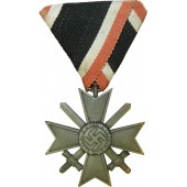Österrikiskt krigsmeritkors andra klass med svärd- Kriegsverdienstkreuz 2 på en stång