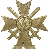 Croix de mérite de guerre allemande 1ère classe- KVK- Kriegsverdienst Kreuz 1 Klasse. 3 Marqué W. Deumer