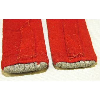 Wehrmacht artillery Leutnant slip on shoulder boards with red felt waffenfarbe backing. Espenlaub militaria