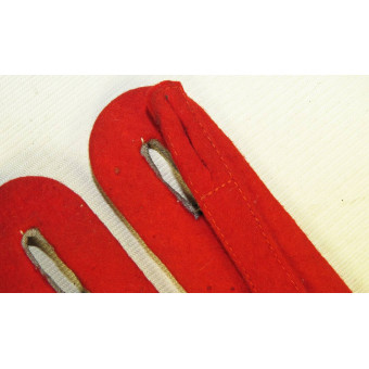 Wehrmacht artillery Leutnant slip on shoulder boards with red felt waffenfarbe backing. Espenlaub militaria