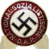 Frühes Abzeichen der NSDAP, GES.GESCH, emailliert.