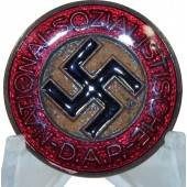 Keskeneräinen NSDAP:n merkki, jossa on merkintä M1/3.