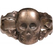 Ein traditioneller Ring mit dem Totenkopf - 
