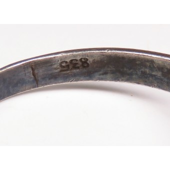 WW2 tysk traditionell ring med en dödskalle och korsben, inramad i ekblad. 835. Espenlaub militaria