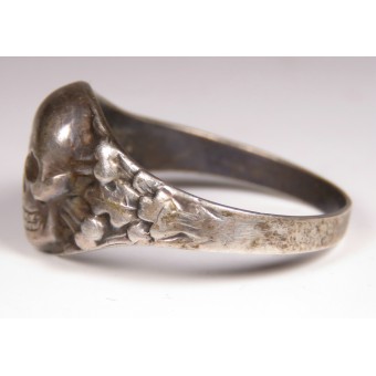 WW2 Duitse traditionele ring met een schedel en gekruiste knekels, ingelijst in eikenbladeren. 835. Espenlaub militaria
