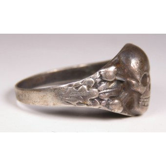 WW2 Duitse traditionele ring met een schedel en gekruiste knekels, ingelijst in eikenbladeren. 835. Espenlaub militaria