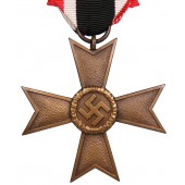 Kriegsverdienstkreuz 1939 ohne Schwertern. PKZ 1 Deschler & Sohn