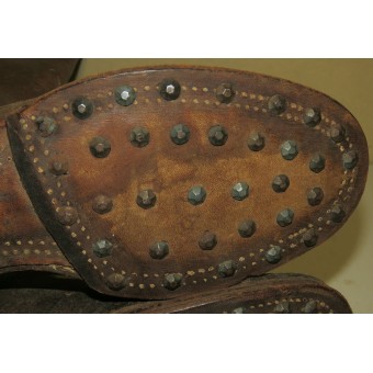 Bottes anciennes en cuir brun de la Wehrmacht, de la Luftwaffe ou de la Waffen SS.