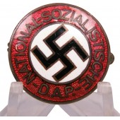 Insignia de miembro temprano del NSDAP por Kerbach e Israel en Dresde. Pre RZM