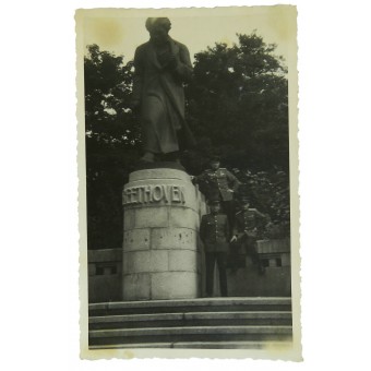 Officiers soviétiques à côté du monument de Beethoven à Karlovy Vary, Tchécoslovaquie. 1945. Espenlaub militaria