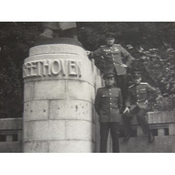 Officiers soviétiques à côté du monument de Beethoven à Karlovy Vary, Tchécoslovaquie. 1945. Espenlaub militaria