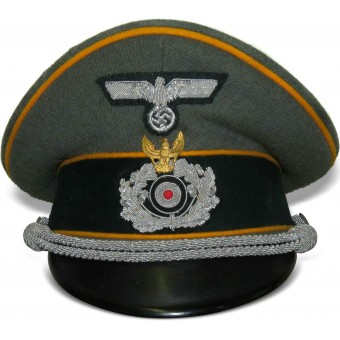 Wehrmacht panssaroitu tiedusteluviisien hattu perinteisellä merkillä “Schwedter Adler”. Espenlaub militaria