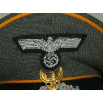 Wehrmacht panssaroitu tiedusteluviisien hattu perinteisellä merkillä “Schwedter Adler”. Espenlaub militaria