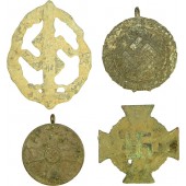Set van 4 onderscheidingen uit de 3de Rijk periode. Slagveld gevonden