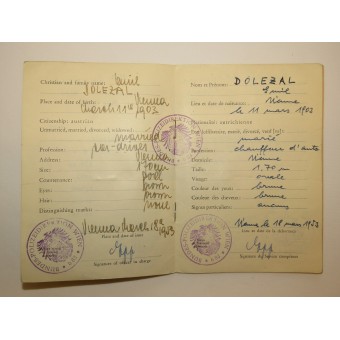 Två ID-kort för att passera demarkationslinjerna mellan de allierade i Österrike. Espenlaub militaria