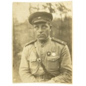 Foto eines Kompaniechefs der Infanterie, eines Oberleutnants, der eine neu angefertigte M35-Turnhalle trägt