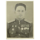Beglaubigtes Foto eines sowjetischen Kommissariatsangestellten der Roten Armee