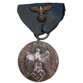 Medalj för fyra års trogen tjänst i Wehrmacht. Icke magnetisk metall. Espenlaub militaria