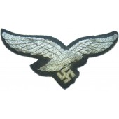 Luftwaffen upseerin kultaharkoilla kirjailtu rintakotka.