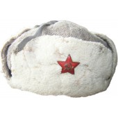 Schafsfell-Offizierswintermütze der Roten Armee aus dem Zweiten Weltkrieg.