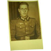 Ritratto in studio originale d'epoca della Seconda Guerra Mondiale di un soldato tedesco in tunica austriaca.