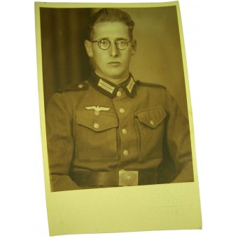 Originellt studioporträtt från andra världskriget av tysk soldat i österrikisk tunika.. Espenlaub militaria