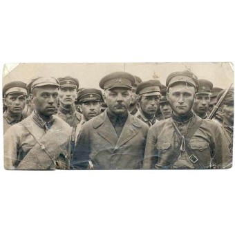 Le maréchal Vorochilov avec les soldats. Espenlaub militaria