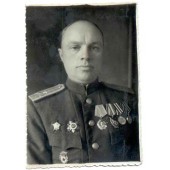 Neuvostoliiton eversti korkeiden kunniamerkkien kanssa kuva -Saksa