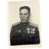 Photo d'un officier d'infanterie de la Seconde Guerre mondiale, nommée et marquée par le QG de la brigade artistique 618.
