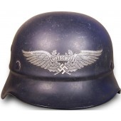 Luftschutz-helmillä koristeltu taistelukypärä
