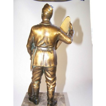 Bronsskulptur av en tysk soldat som håller en propeller från tredje riket.. Espenlaub militaria
