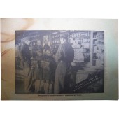 Volantino di propaganda tedesca della Seconda Guerra Mondiale dal fronte orientale. Volontari russi nel negozio tedesco
