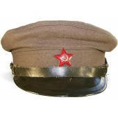 M 28 Cappello con visiera in lana color pisello.