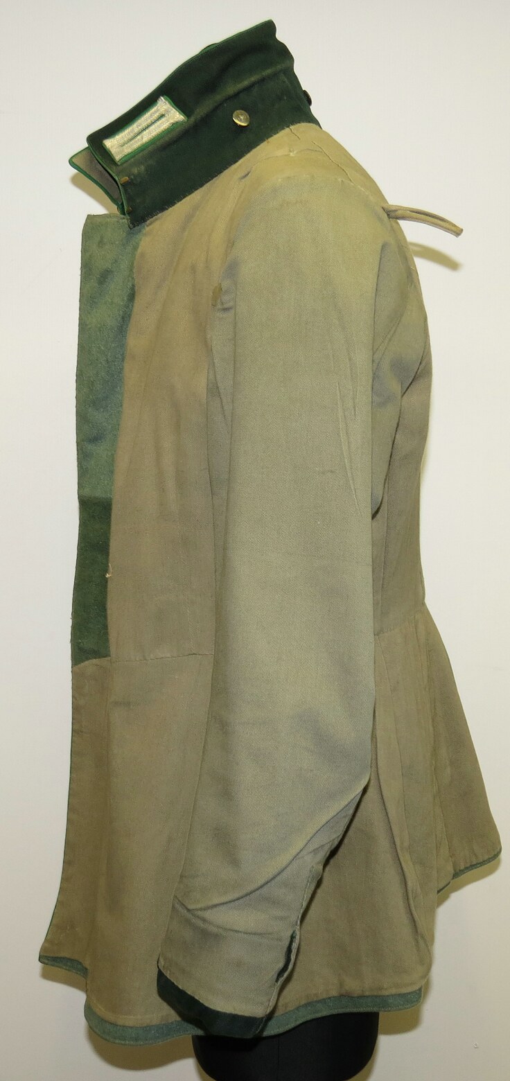 Wehrmacht Heer Waffenrock for Schütze in Gebirgsjager Regiment 100- Heer