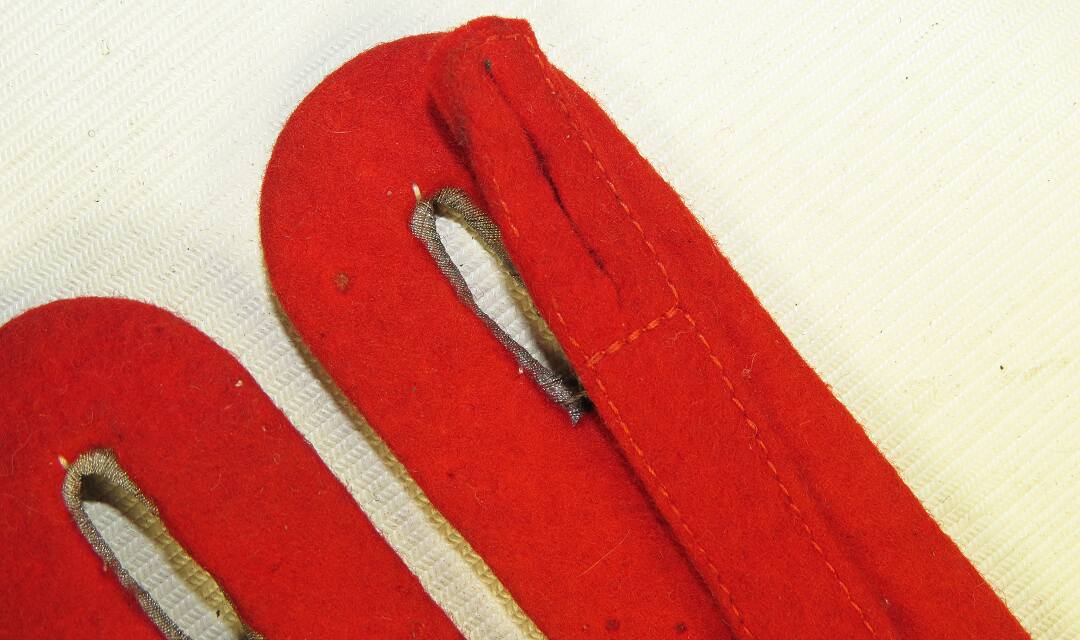 Wehrmacht artillery Leutnant slip on shoulder boards with red felt ...