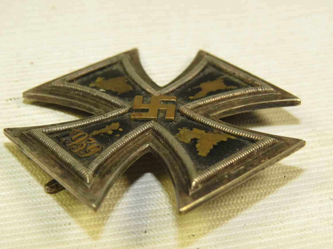Iron cross 1939 1st class with yellow brass core- Iron Crosses