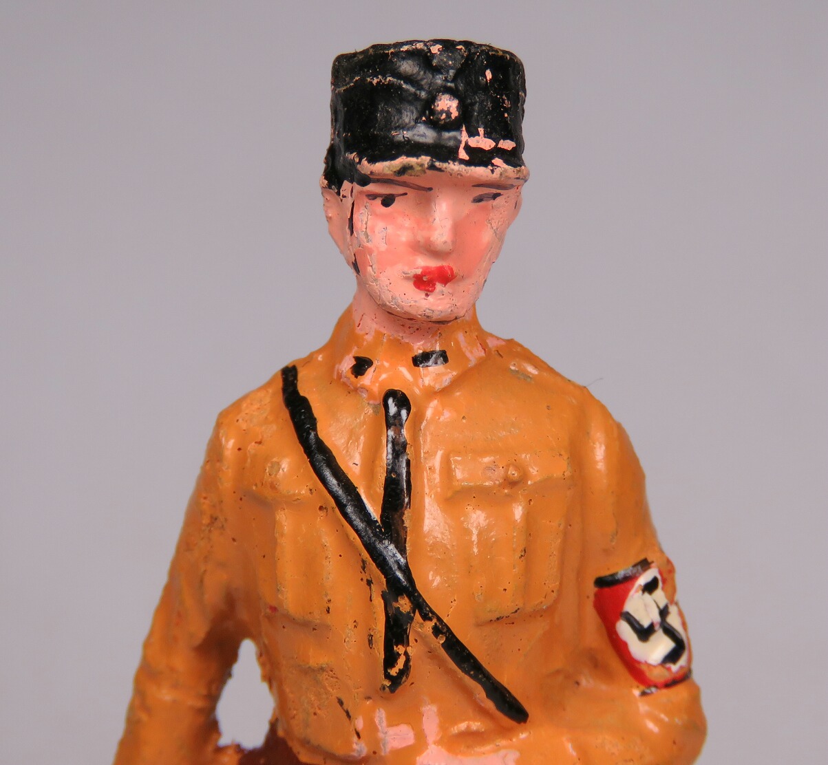 FIGURINE ELASTOLIN EN COMPOSITION SOLDAT ALLEMAND AVEC 2 MALETTES