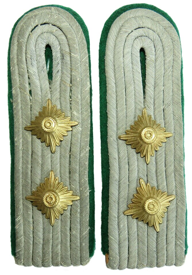 Hauptmann shoulder straps of the Wehrmacht Gebirgsjäger