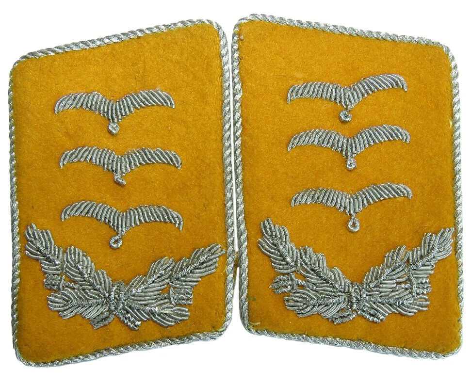 Luftwaffe aircrew or paratroopers collar tabs in the rank of Hauptmann